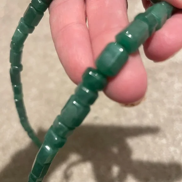 Green Beaded Necklace with Shell Pendant - Picture 4 of 6